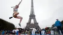 Atlet Jerman Claudia Salman-Rath  lakukan lompat tinggi di depan Menara Eiffel, taman Champs de Mars, Paris, Rabu (13/9). Setelah satu abad, akhirnya Paris dipilih menjadi tuan rumah sejak terakhir kali pada tahun 1924 silam. (AP Photo/Thibault Camus)