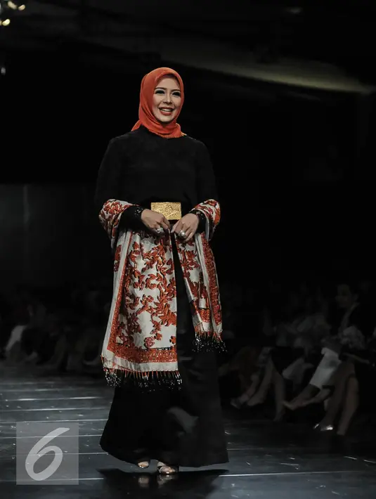 Nur Asia Uno tampil mengenakan batik rancangan Alleira Batik dalam acara Alleira Annual Fashion Show 2016 di Jakarta, Kamis (6/10). Bertajuk Yavadvipa, sebanyak 42 desain terbaru dihadirkan dengan unsur modern kontemporer. (Liputan6.com/Faizal Fanani)