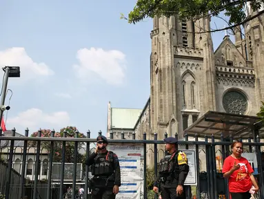 Sejumlah personil Polri-TNI melakukan penjagaan ketat di depan Gereja Katedral, Jakarta, Rabu (4/9/2024). (Liputan6.com/Angga Yuniar)