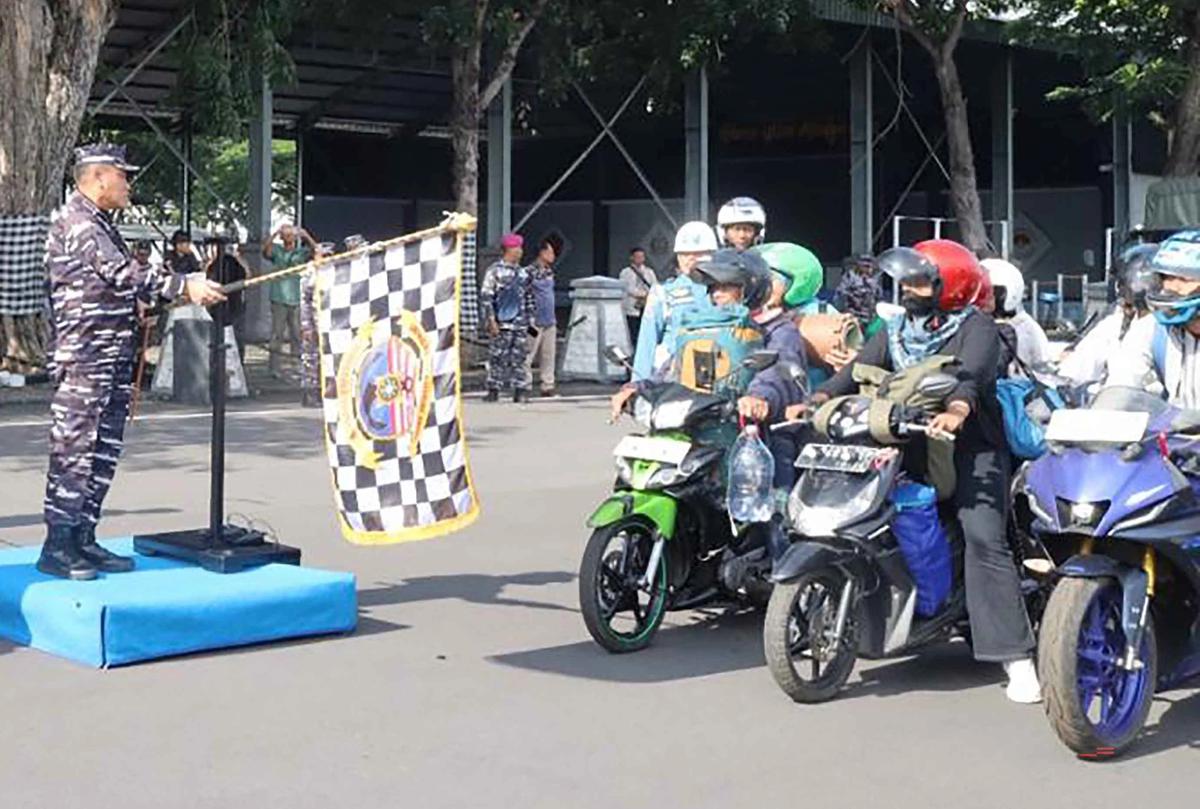 FOTO: Mudik Gratis TNI AL Tiba di Surabaya Bawa Ribuan Pemudik dan Sepeda Motor