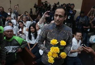 Terdakwa kasus dugaan korupsi pengadaan Chromebook dalam program digitalisasi pendidikan di Kemendikbudristek, Nadiem Anwar Makarim bersama pengemudi ojek online sebelum sidang vonis  di Pengadilan Tipikor, Jakarta, Selasa (30/06/2026). (Kapanlagi.com/Budy Santoso)