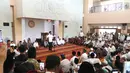 Presiden Joko Widodo memberi sambutan saat pembagian sertifikat tanah wakaf di Masjid Raya Bani Umar, Tangerang Selatan, Jumat (22/2). Jokowi membagikan 351 sertifikat tanah wakaf untuk musala, tempat pendidikan dan pesantren. (Liputan6.com/Angga Yuniar)