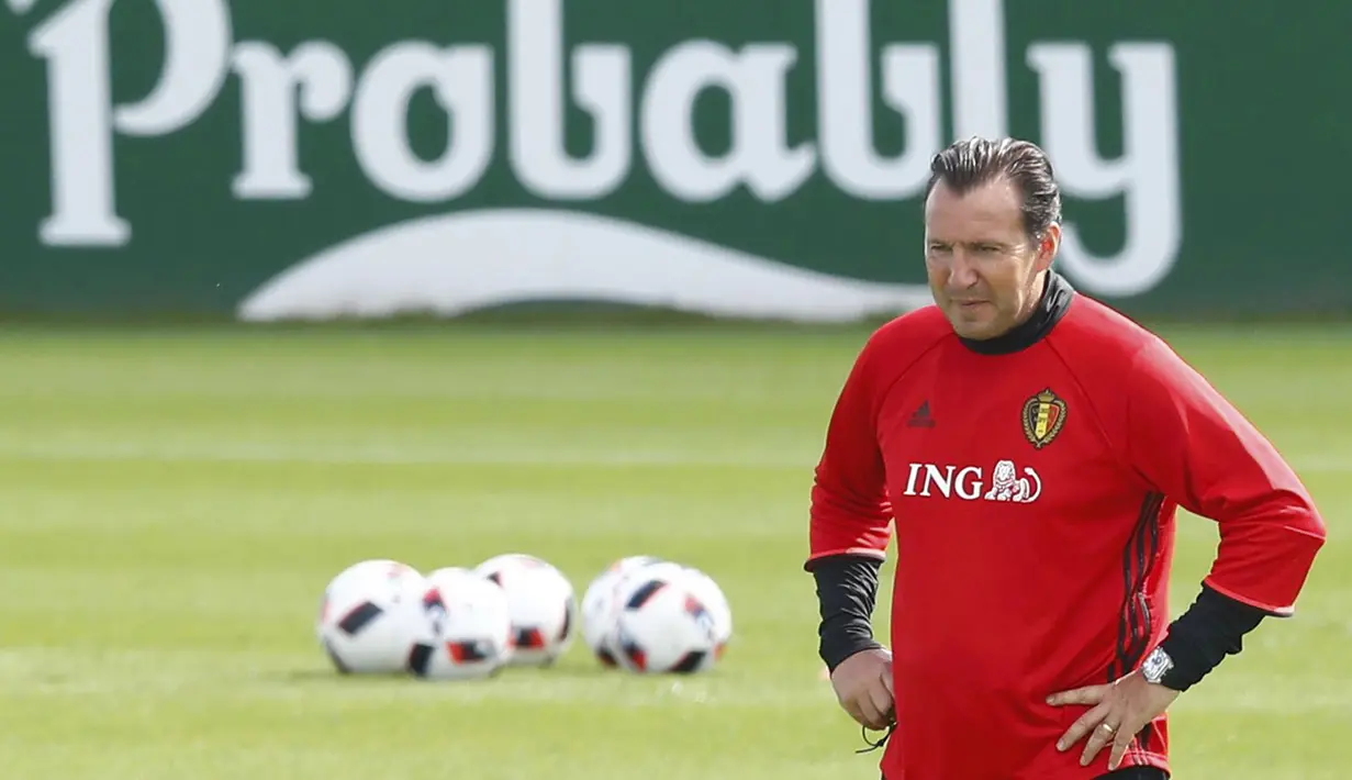 Pelatih Belgia, Marc Wilmots memimpin latihan timnya jelang melawan Wales pada perempat final piala Eropa 2016 di  Girondins de Bordeaux, Le Haillan, Prancis, (28/6/2016). (REUTERS/Regis Duvignau)