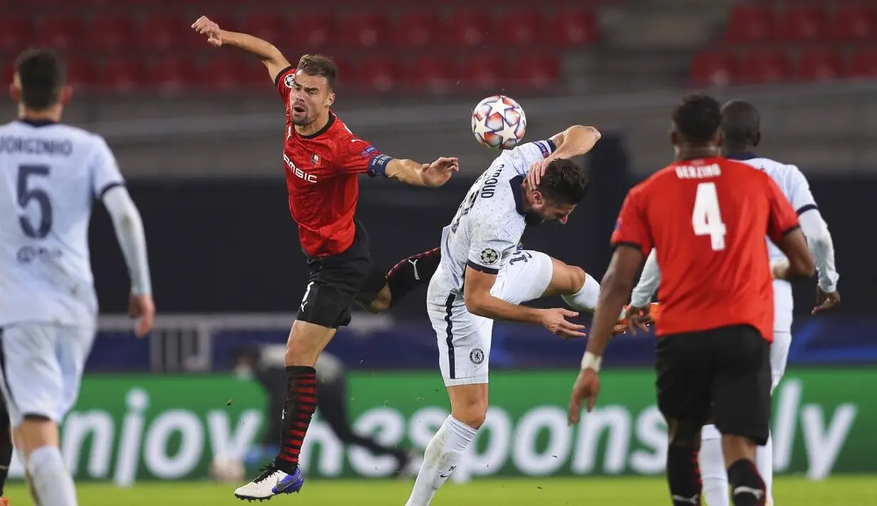 Pemain Chelsea Olivier Giroud (kanan) dan berebut bola dengan pemain Rennes Damien Da Silva pada pertandingan Grup E Liga Champions di Stadion Roazhon Park, Rennes, Prancis, Selasa (24/11/2020). Chelsea melaju ke 16 besar Liga Champions usai mengalahkan Rennes 2-1. (AP Photo/David Vincent)