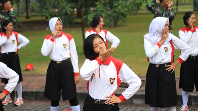 Calon Paskibraka 2018 melakukan senam pemanasan sebelum latihan untuk pertama kalinya di lapangan Istana Merdeka (Foto: M. Fajri Erdyansyah)