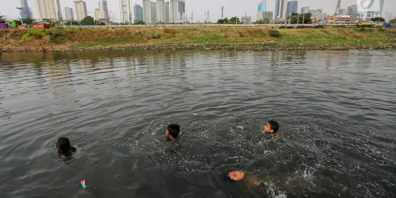 Musim Kemarau, Anak-Anak Berenang di Banjir Kanal Barat