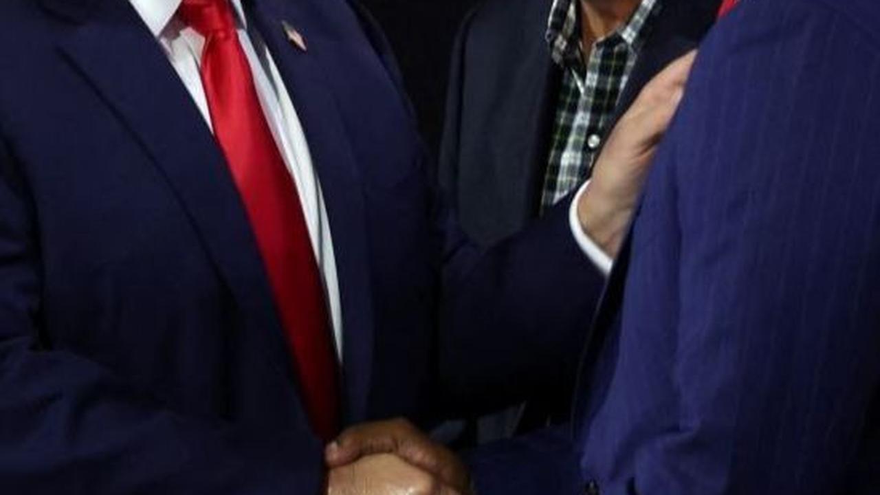 Donald Trump berjabat tangan dengan Rep. Byron Donalds (FL) saat menghadiri Hari Pertama Konvensi Nasional Partai Republik (RNC), di Forum Fiserv di Milwaukee, Wisconsin, AS, Foto: REUTERS / Mike Segar