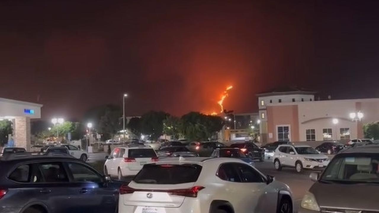 Jenguk Cinta Kuya, Potret Uya Kuya Jadi Saksi Kebakaran Hebat di Los Angeles - Angin Kencang Bikin Pagar Rumah Roboh