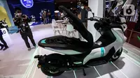 Sepeda motor listrik dipamerkan pada pembukaan Indonesia Motorcycle Show (IMOS) 2022 di Jakarta Convention Center (JCC), Jakarta, Rabu (2/11/2022). IMOS 2022 memamerkan produk dan teknologi terkini industri sepeda motor Indonesia serta berbagai perlengkapan otomotif lainnya. (Liputan6.com/Johan Tallo)