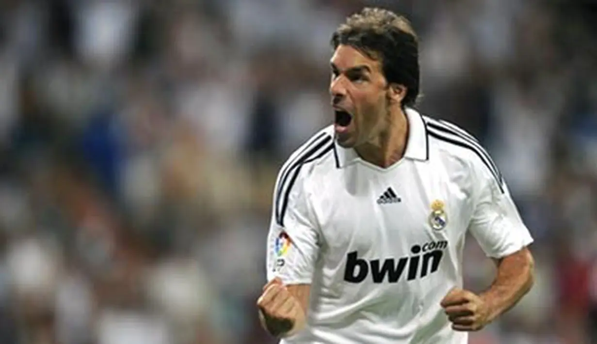 Striker Real Madrid, Ruud Van Nistelrooy merayakan golnya dalam pertandingan Piala Super Spanyol di Stadion Santiago Bernabeu di Madrid, 24 Agustus 2008. AFP PHOTO/Dani POZO