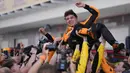 Pembalap Mc Laren, Lando Norris merayakan kemenangan bersama timnya saat Formula 1 GP Miami 2024 yang berlangsung di Miami International Autodrome, Miami, Florida, Minggu (05/05/2024). (AP Photo/Rebecca Blackwell)
