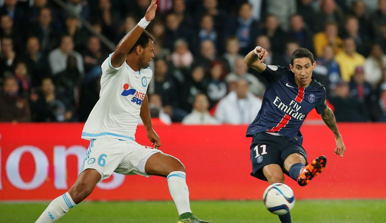 Pemain PSG Angel Di Maria (kanan) melakukan tembakan melewati pemain Olympique Marseille Jorge Pires da Fonseca Rolando (kiri) dalam lanjutan Liga 1 Perancis di Parc des Princes stadium,Paris, Minggu (04/10/2015). PSG menang 2-1. (EPA/Ian Langsdon)
