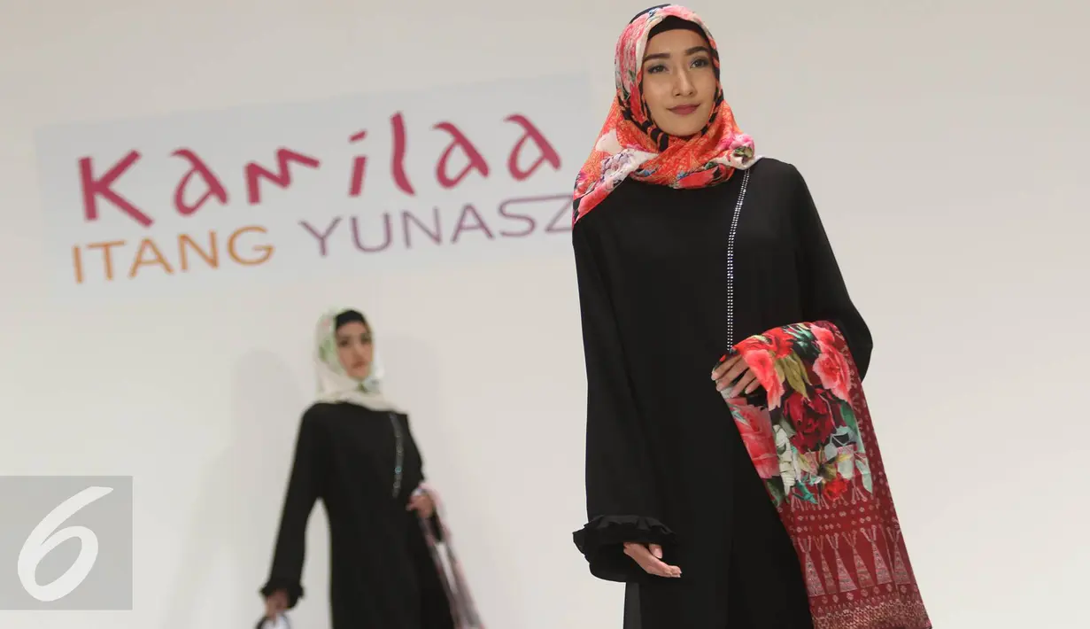 Model mengenakan busana muslim label Kamilaa karya desainer Itang Yunasz di Pasar Blok B Tanah Abang, Jakarta, Kamis (9/3). Dalam koleksinya, Itang memberi sentuhan tenun dari beberapa daerah. (Liputan6.com/Immanuel Antonius)