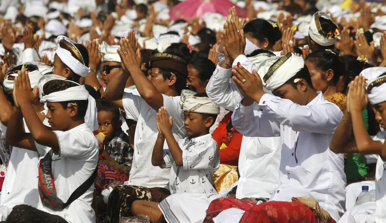 Sejumlah umat Hindu melakukan upacara Melasti jelang perayaan Nyepi di Gianyar, Bali, Minggu (6/3/2016). Upacara Melasti dilaksanakan di pinggir pantai dengan tujuan mensucikan diri dari segala perbuatan buruk pada masa lalu. (Reuters/ Roni Bintang)