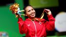 Atlet angkat berat, Ni Nengah Widiasih, mempersembahkan medali pertama untuk Indonesia pada ajang Paralimpiade Rio 2016 di Pavilion 2 Rio Centro, Brasil, Jumat (9/9/2016) dini hari WIB. (Reuters/Ueslei Marcelino)