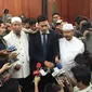 Juru Bicara Eks Hizbut Tahrir Indonesia (HTI) Ismail Yusanto dan pengacara. (Liputan6.com/Muhammad Radityo Priyasmoro)