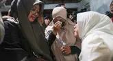 Tangis keluarga pecah saat mendengar keputusan penghentian operasi pencarian lima jurnalis dan tiga kru kapal Arupadhatu 1 di Posko SAR Nasional Carita, Pandeglang, Banten, Kamis (17/9/2026). Operasi SAR dihentikan setelah pencarian selama sepuluh hari belum menemukan tanda keberadaan delapan orang tersebut. (KLY/Budy Santoso)