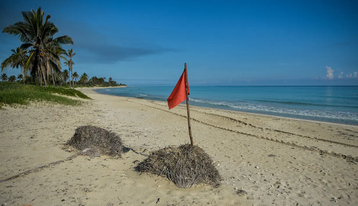 Pemandangan pantai kosong akibat pandemi COVID-19 di Havana, Kuba pada 26 Agustus 2020. Pihak berwenang di Havana, kota berpenduduk 2,2 juta, telah menangguhkan transportasi umum, melarang akses ke pantai serta menutup restoran, bar dan kolam renang menyusul lonjakan kasus Corona. (YAMIL LAGE/AFP)