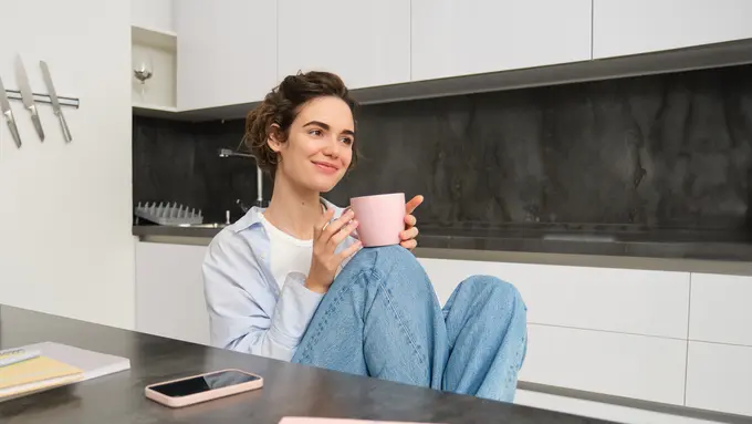 wanita oktober cinta pertama