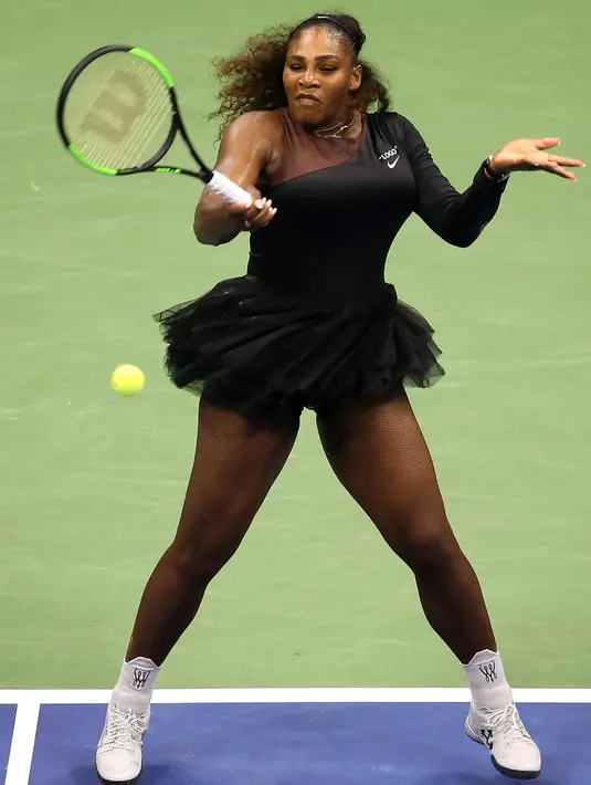 Serena Williams mengembalikan tembakan Karolina Pliskova selama perempat final tunggal putri tenis AS Terbuka di New York, Amerika Serikat, Rabu (4/9). (Alex Pantling/GETTY IMAGES UTARA AMERIKA/AFP)