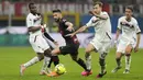 Striker AC Milan, Olivier Giroud berebut bola dengan bek Salernitana, Norbert Gyomber pada laga pekan ke-26 Liga Italia 2022/2023 di San Siro Stadium, Milan, Selasa (14/3/2023) dini hari WIB. (AP Photo/Luca Bruno)