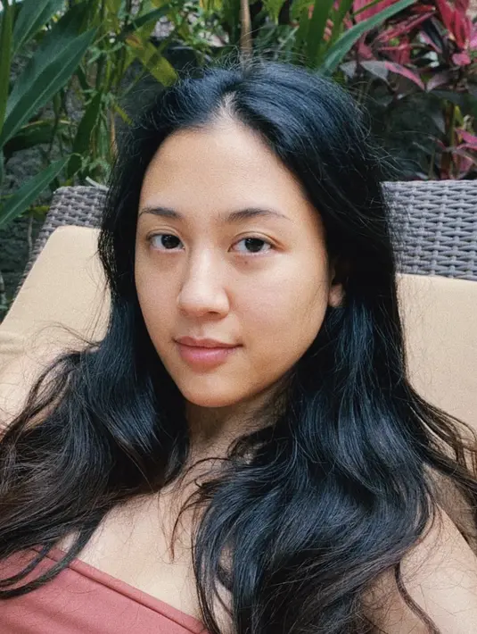 Gaya rambutnya juga menjadi pendukung sempurna untuk tampilan flawless-nya. [Foto: instagram/ Sherina Munaf]