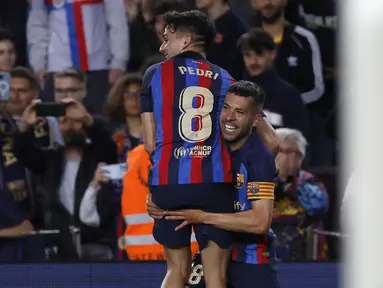 Bek Barcelona Jordi Alba (kanan) berselebrasi setelah mencetak gol pembuka untuk timnya ke gawang Osasuna  pada pekan ke-33 Liga Spanyol 2022/2023 di Spotify Camp Nou, Rabu (3/5/2023) WIB. (AP Photo/Joan Monfort)
