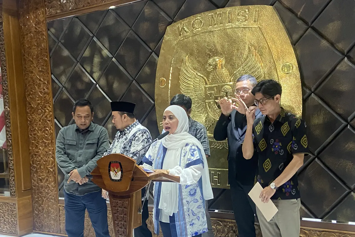 Anggota Komisi Pemilihan Umum (KPU) Betty Epsilon Idroos dan komisioner KPU lainnya saat memberikan keterangan pers. (Liputan6.com/Muhammad Radityo Priyasmoro)