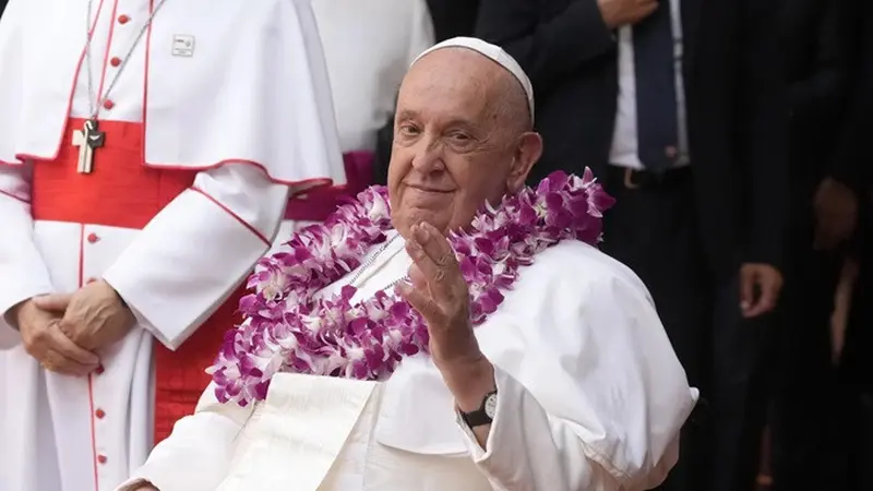 Paus Fransiskus menghadiri pertemuan antaragama dengan kaum muda di Catholic Junior College di Singapura, Jumat (13/9/2024).