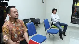 Suami dari Tiwi eks T2, Shogo Sakuramoto (kanan) menghadiri sidang perceraian di Pengadilan Agama Tigaraksa, Tangerang, Rabu (22/3). Sidang keempat ini mengagendakan replik atau jawaban dari pihak Tiwi selaku penggugat. (Liputan6.com/Herman Zakharia)