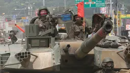 Tentara militer Korsel mengendarai tank K-1 selama latihan tahunan di dekat perbatasan dengan Korea Utara, Paju, Korsel (5/7). Latihan tersebut kembali menandai meningkatnya tensi antara Korea Utara dan Korea Selatan. (AP Photo / Ahn Young-joon)