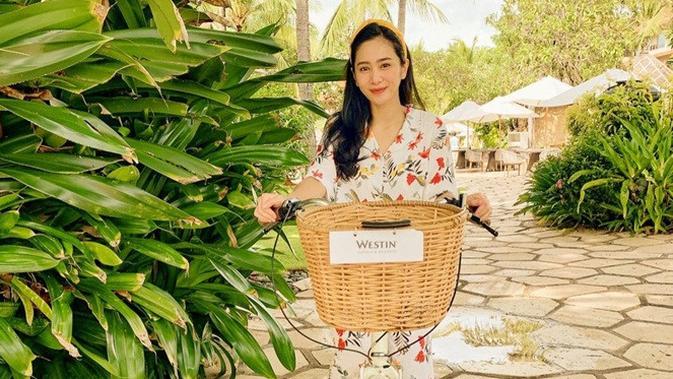 8 Potret Liburan Bunga Zainal dengan Keluarga di Bali ...