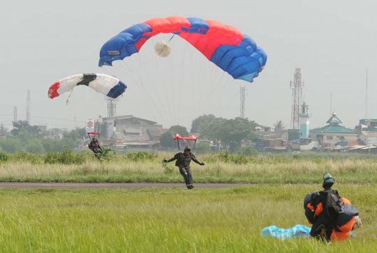 Penerjun payung buat formasi 8 arah mata angin di udara