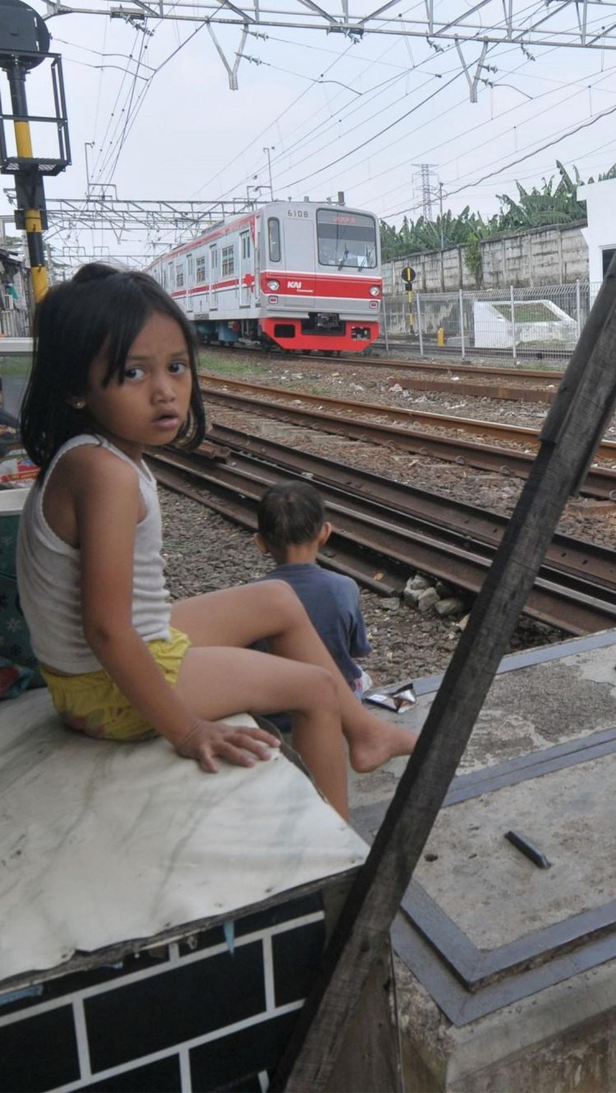 Seorang warga yang tinggal di pinggir rel tersebut menyempatkan untuk bercerita sedikit selama tinggal di sana.&nbsp;Foto: merdeka.com / Imam Buhori<br>