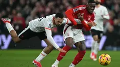 Gelandang Nottingham Forest, Callum Hudson-Odoi (kanan) berebut bola dengan pemain Liverpool, Trent Alexander-Arnold selama pertandingan pekan ke-21 Premier League 2024/2025 di The City Ground, Nottingham, Inggris, pada Selasa 14 Januari 2025 waktu setempat atau Rabu (15/1/2025) dini hari WIB. (Paul ELLIS/AFP)