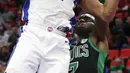 Pebasket Boston Celtics, Tobias Harris, berebut bola dengan pebasket Detroit Pistons, Andre Drummond, pada laga NBA di Little Caesars Arena, Senin (11/12/2017). Celtics menang 91-81 atas Pistons. (AP/Duane Burleson)