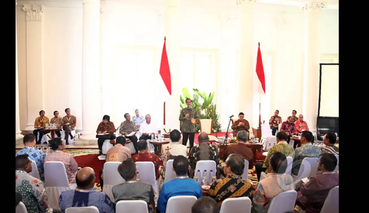 Presiden Joko Widodo memberikan pengarahan pada rapat koordinasi dengan para bupati se-Sulawesi dan Papua di Istana Bogor, Jawa Barat, Kamis (29/1/2015). (Liputan6.com/Faizal Fanani)