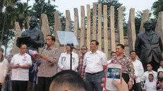 Jokowi memberi pidato di Tugu Proklamasi terkait hasil hitung cepat Pilpres 2014, Jakarta, Rabu (9/7/14). (Liputan6.com/Herman Zakharia)
