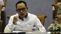 Menakertrans, Hanif Dhakiri memberikan penjelasan saat rapat kerja dengan komisi IX di Kompleks Parlemen Senayan, Jakarta, Selasa (26/5/2015). Rapat membahas Program dan grand design Pemerintah bidang Ketenagakerjaan. (Liputan6.com/Helmi Afandi)