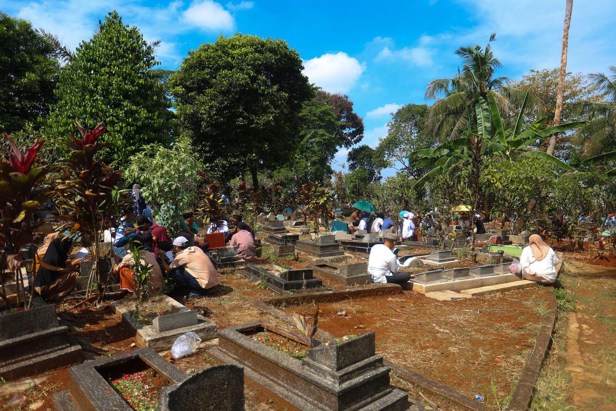FOTO: Tradisi Ziarah Kubur Usai Shalat  Idul Fitri