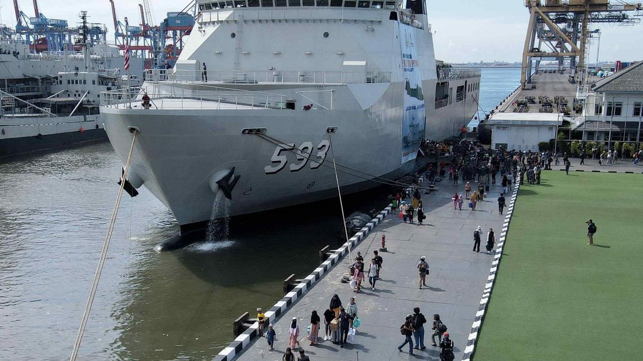 Sejumlah pemudik turun dari kapal perang TNI AL KRI Banda Aceh-593 saat tiba&nbsp;Dermaga Komando Lintas Laut Militer (Kolinlamil), Tanjung Priok, Jakarta, Senin (15/4/2024).&nbsp;KRI Banda Aceh-593 yang belayar dari Surabaya, Jawa Timur, dan Semarang, Ja