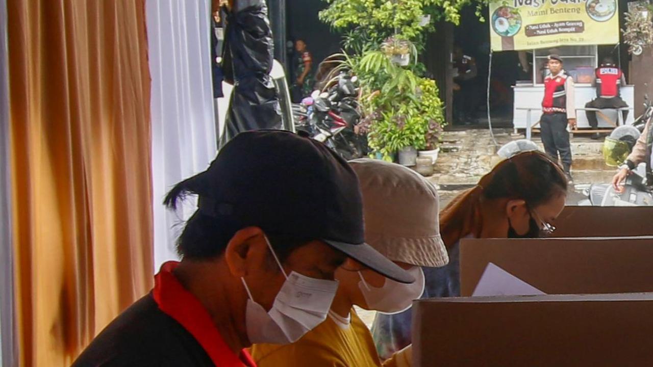 Simulasi ini digelar secara nyata agar para Kelompok Penyelenggara Pemungutan Suara (KPPS) dan pemilih paham alur ketika memilih.<br>(Foto merdeka.com / Arie Basuki)<br>