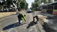 Satlantas Polresta Banyuwangi lakukan olah TKP di Jalan Raya Situbondo (Hermawan Arifianto/Liputan6.com)
