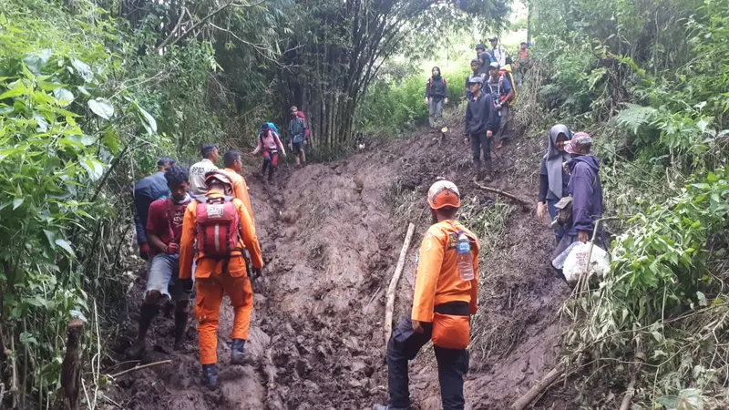 Tim SAR Padang melakukan operasi siaga dan evakuasi di jalur pendakian Gunung Talang. (Liputan6.com/ Dok SAR Padang)