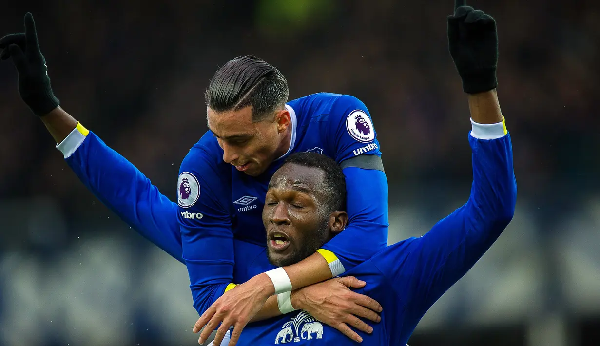 Striker Everton, Romelu Lukaku, merayakan gol yang dicetaknya ke gawang Manchester City. Keempat gol Everton dicetak oleh Romelu Lukaku, Kevin Mirallas, Tom Davies dan Ademola Lookman. (EPA/Peter Powell)