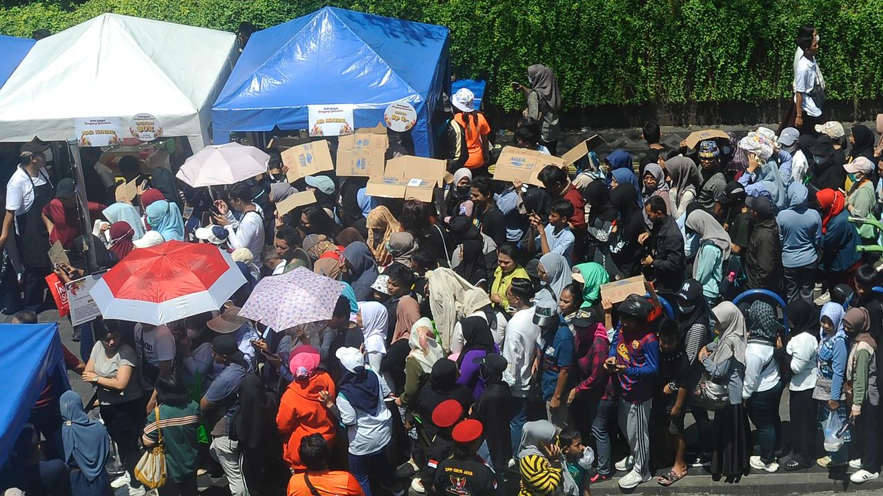Warga serbu stand UMKM yang ramaikan pesta rakyat Prabowo-Gibran