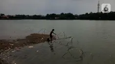 Warga memancing di perkampungan budaya betawi Setu Babakan di Jakarta Selatan, Selasa (17/3/2020). Sepinya kawasan Setu Babakan merupakan imbas dari kebijakan Pemprov DKI Jakarta yang menutup sejumlah tempat wisata sebagai upaya pencehagan covid-19. (Liputan6.com/Immanuel Antonius)