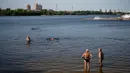 Sejumlah warga Rusia mendinginkan diri di Sungai Moskva seiring suhu udara mendekati 31 derajat celcius di Moskow (31/8/2020). (AFP/DIMITAR DILKOFF)