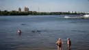 Sejumlah warga Rusia mendinginkan diri di Sungai Moskva seiring suhu udara mendekati 31 derajat celcius di Moskow (31/8/2020). (AFP/DIMITAR DILKOFF)
