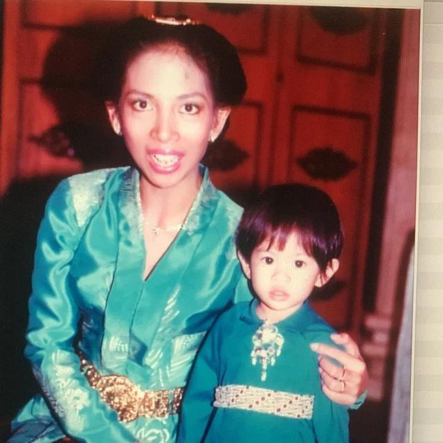 6 Potret Masa Kecil Dian Sastrowardoyo, Senyum Manisnya Bikin Gemas